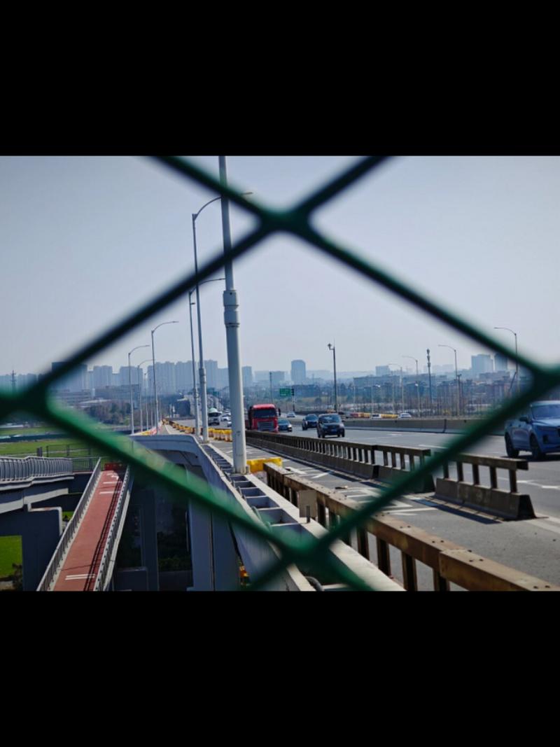 利用前景构图增加画面层次感