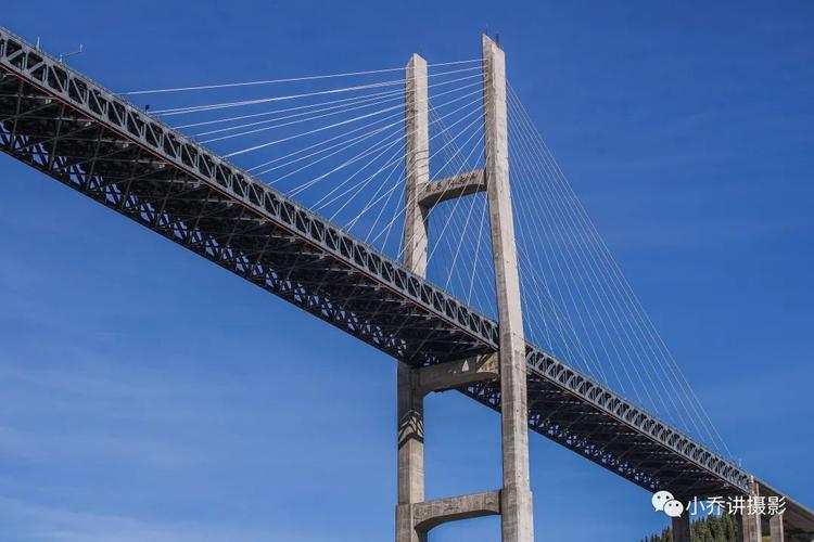 尝试对角线构图展现灯光的动感与延伸