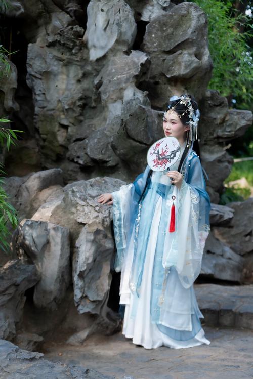 古装动作站着姿势怎么摆？要不要拿装饰品