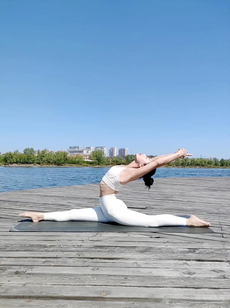 坐着拍照造型怎么摆？显腿长的姿势