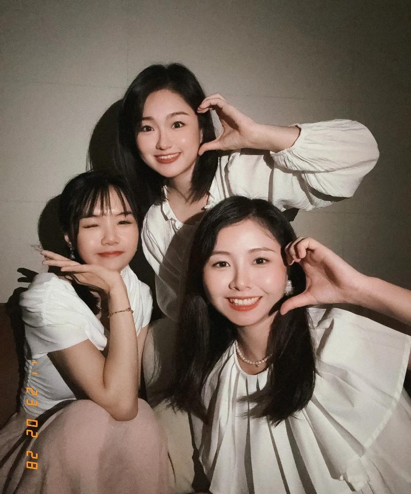 自拍拍照小技巧教学,三个人动作怎么摆？