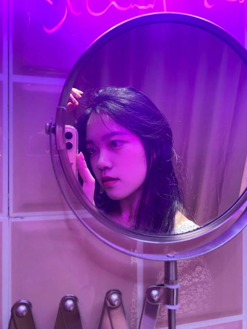 紫色灯光照片怎么拍？能不能用滤镜实现