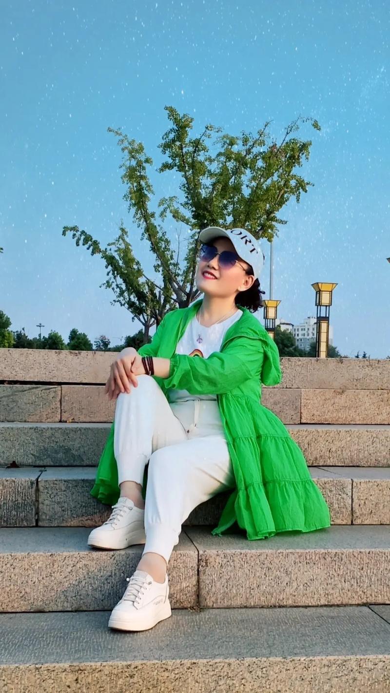 50岁女人拍照如何摆造型？什么角度比较好看