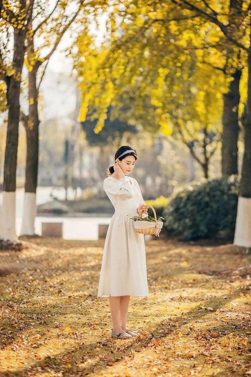 50岁女人拍照展现自信的半身造型