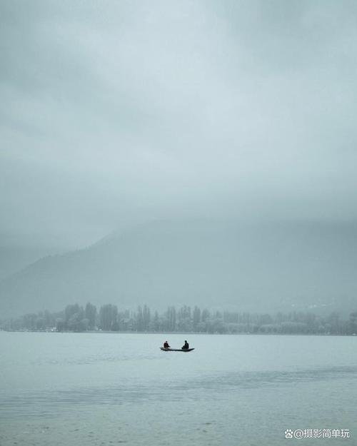 留白构图营造意境与想象空间